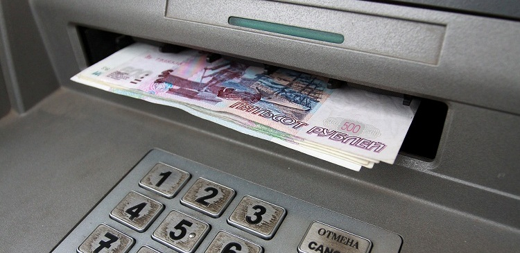 Полиция ищет ухтинку, которой банкомат выдал чужие 18 тысяч рублей