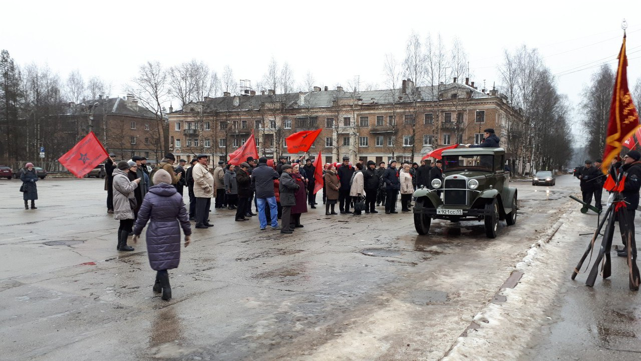 100-летие революции в Ухте: оратор, похожий на Ленина, выступал на броневике