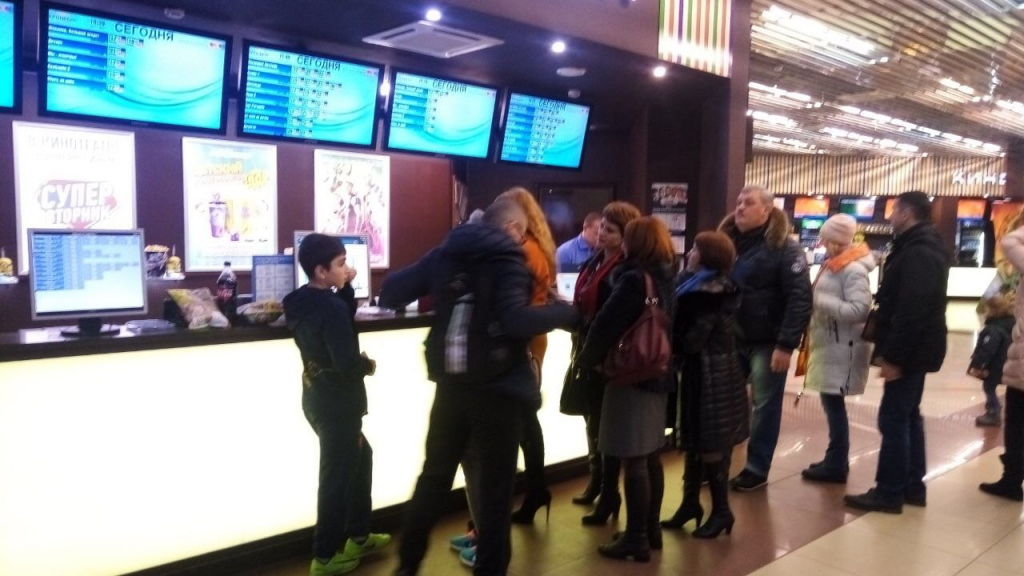 Сыктывкарцы застали Гапликова в очереди за билетом в кино