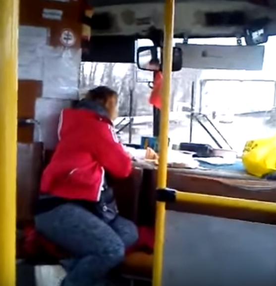 В Коми голодная кондукторша разозлила пассажиров автобуса