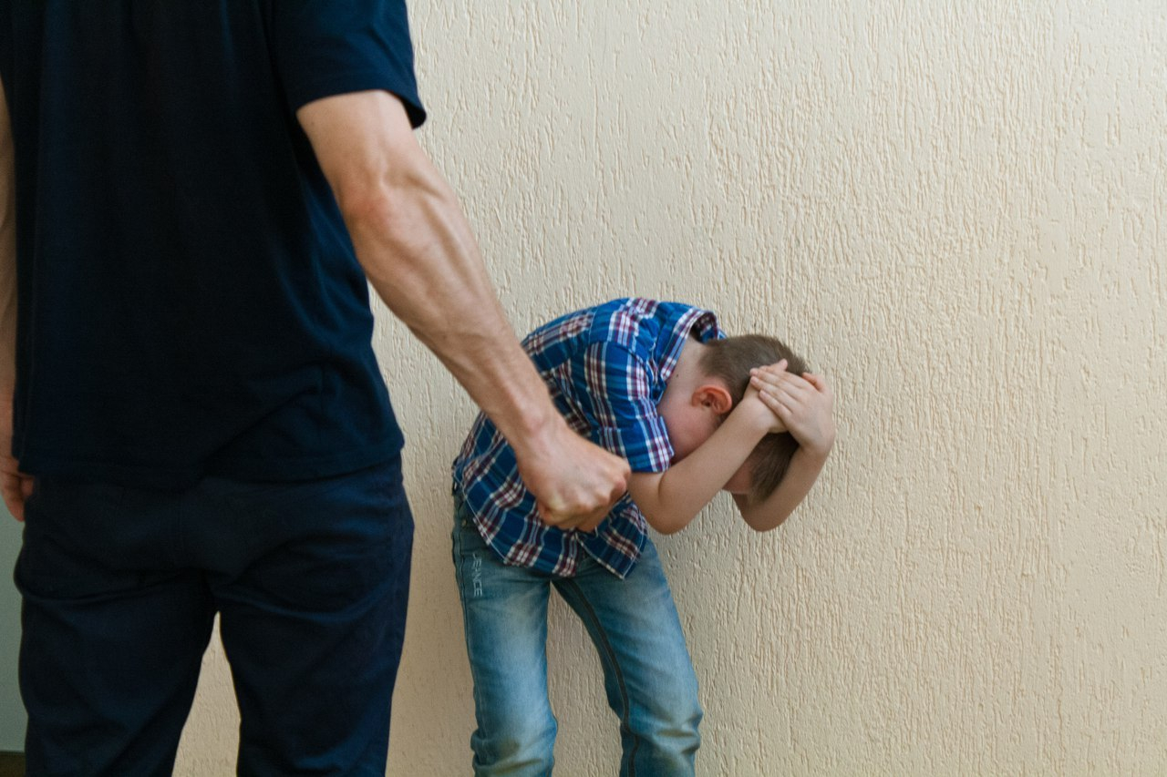 В Коми отец избивал и насиловал сына-подростка