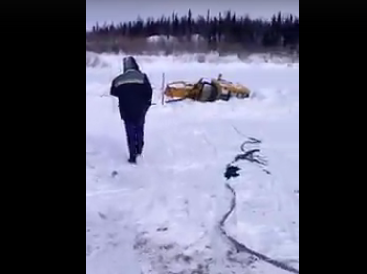 В Коми при строительстве зимника утонул трактор (видео)