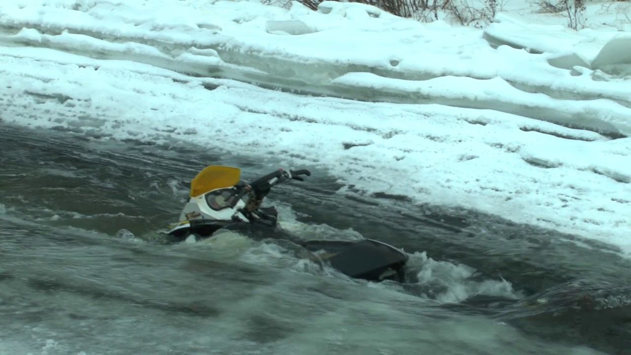 Туристы в Коми утопили снегоходы и чуть не утонули в полынье