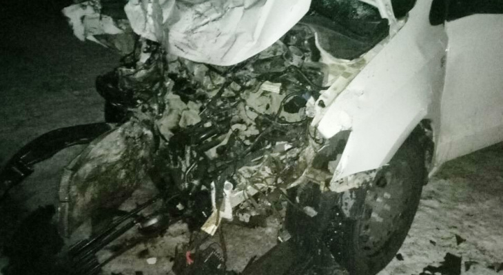 Страшная авария под Усинском: иномарки столкнулись лоб в лоб