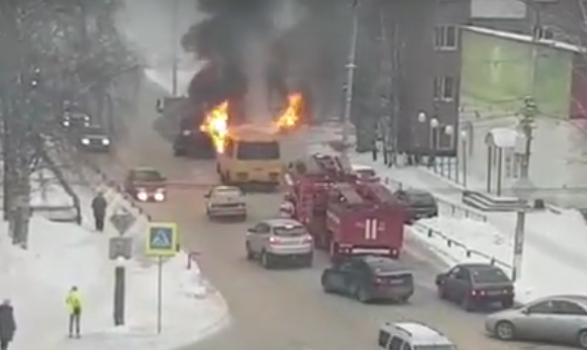 Появилось видео горящего автобуса в Ухте