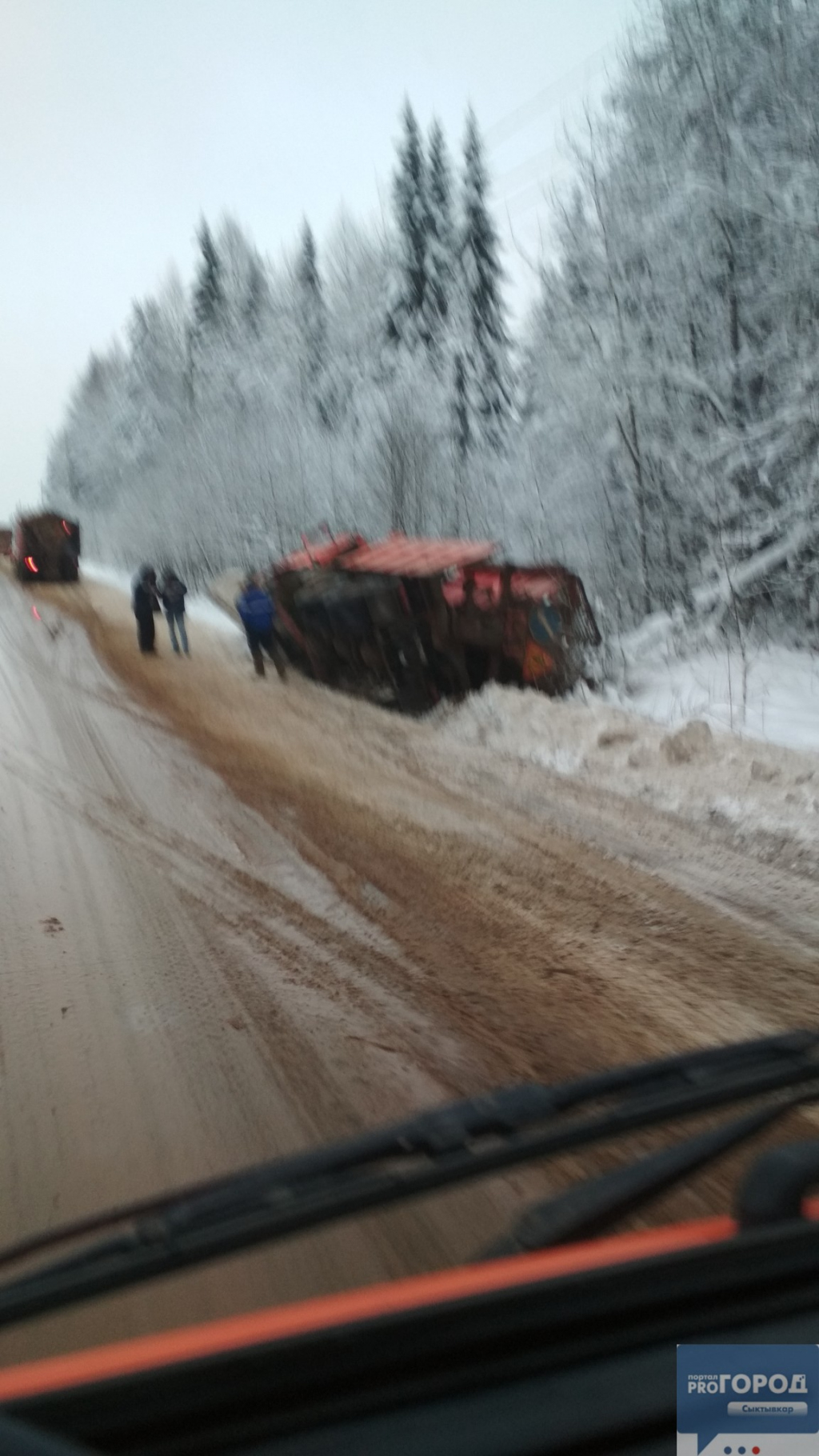 В Коми снегоуборочная машина свалилась в кювет