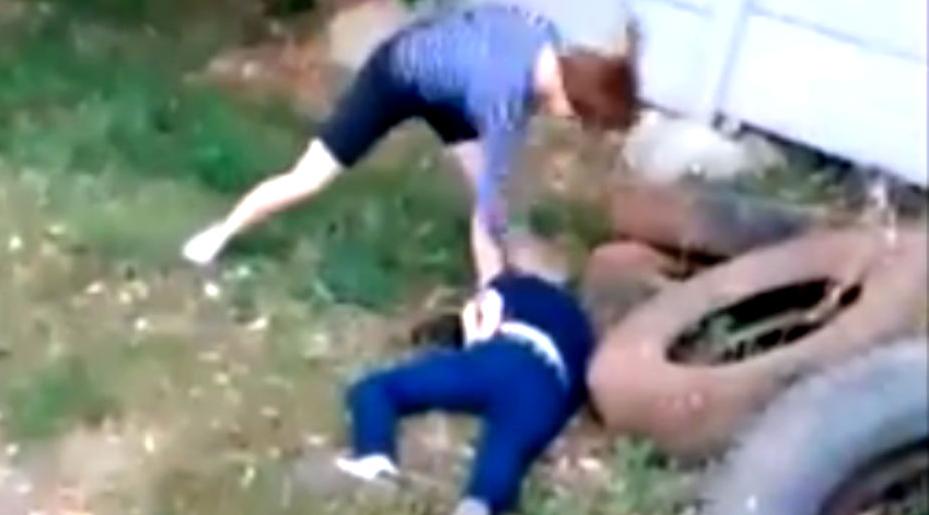 "Ты спишь с моим мужем!": в Коми две пьяные мамаши избили девочку-подростка из-за ревности