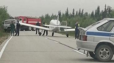 В Коми самолет экстренно сел на автотрассу