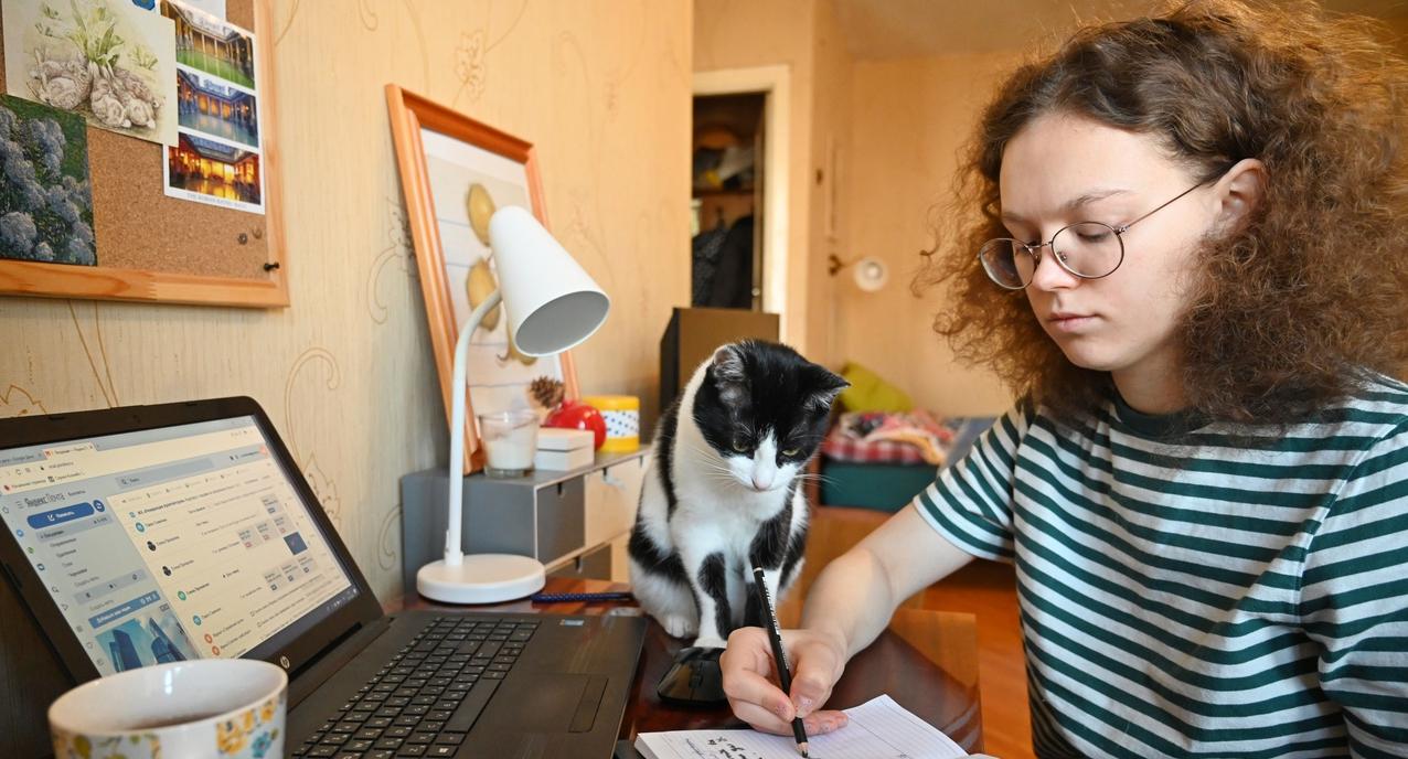 Невакцинированных жителей Коми начали отстранять от работы