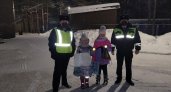 В Ухте сотрудники Госавтоинспекции раздавали пешеходам светоотражающие фликеры