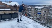 Хрупкая ухтинка из-за бездействия коммунальщиков вынуждена сама чистить крышу от снега