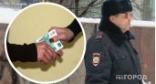 В Коми полицейскому дали взятку под видеокамерой