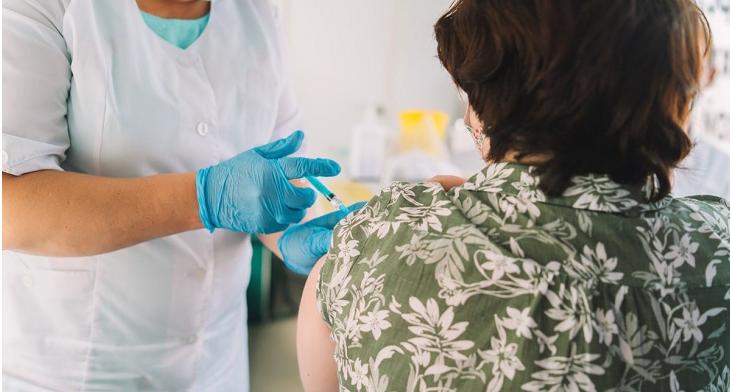 Врач назвал продукты, которые нельзя употреблять перед вакцинацией