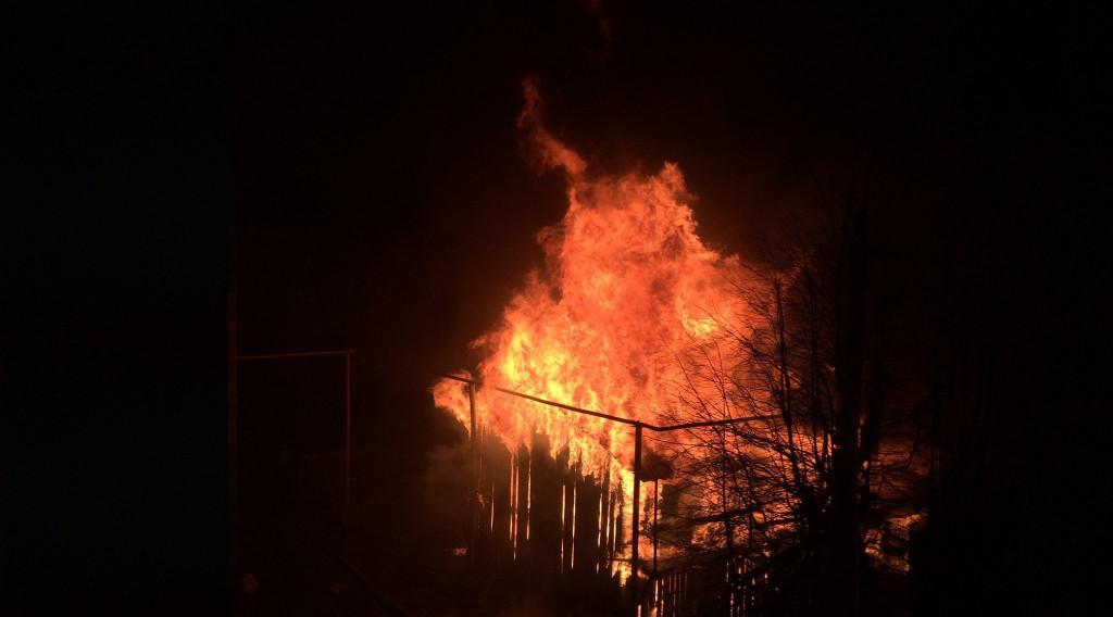 Пожарным Сосногорска не удалось спасти горящий дом