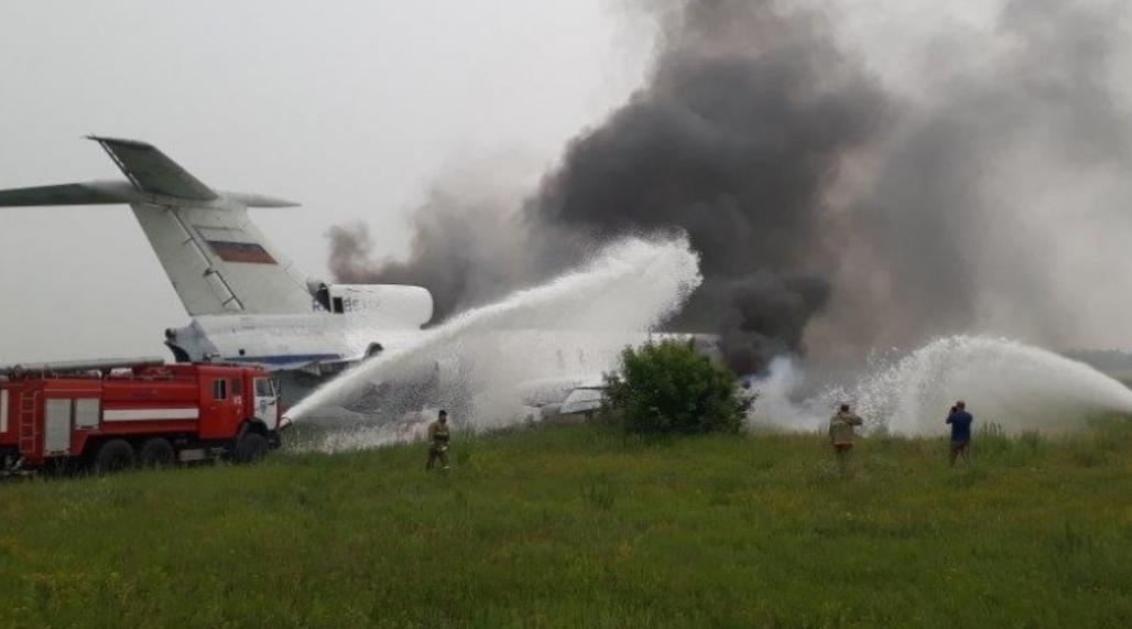 Жесткая посадка: на границе Коми загорелся самолет, есть пострадавшие