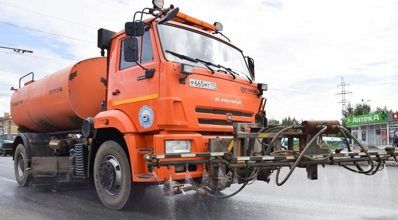 В Ухте начали обрабатывать дороги и тротуары от коронавируса, поможет ли?