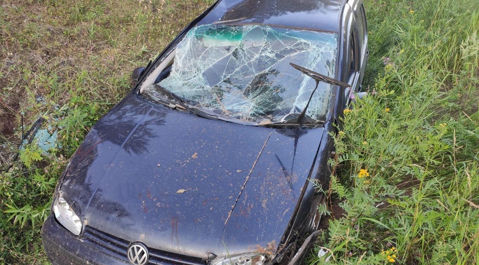 Под Ухтой произошла страшная авария: водитель вылетел в кювет и попал в больницу