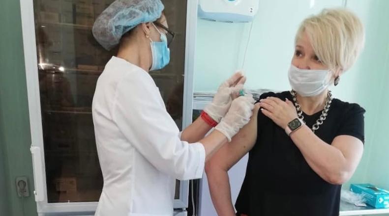 Начальник управления образования администрации Ухты привилась от COVID–19