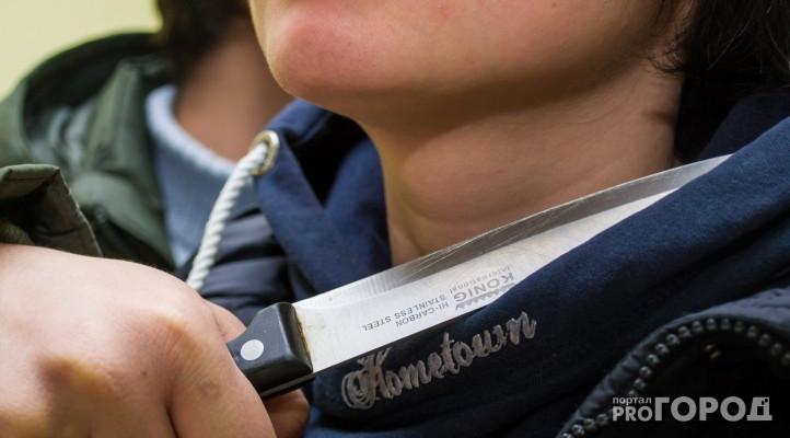 Мужчина напрыгнул с ножом на товарища из-за того, что тот защитил его женщину