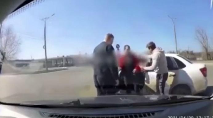 Подростки напали на таксиста с ножом