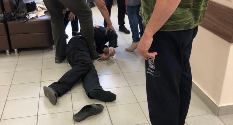 В больнице Коми врачи долго "не замечали" упавшего на кафель мужчину