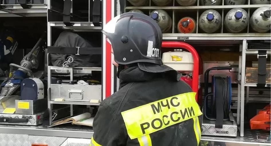 На Ухтинском шоссе горел цех по переработке древесины