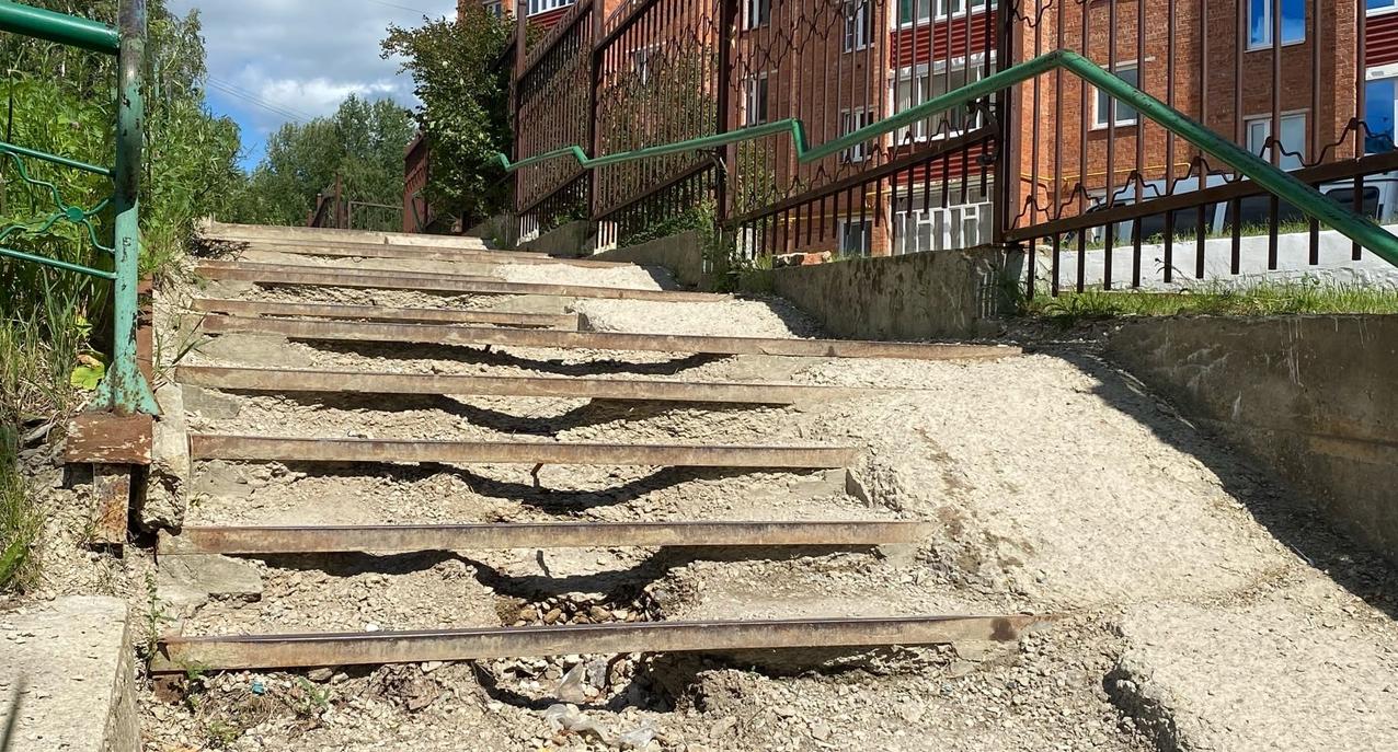 "Свершилось чудо": в Ухте ремонтируют сразу несколько лестниц за четыре миллиона