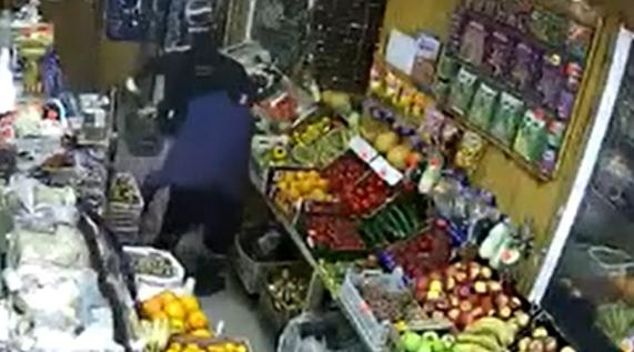 Житель Коми изголодался и решил напасть с ножом на продавца, чтобы украсть 3400 рублей