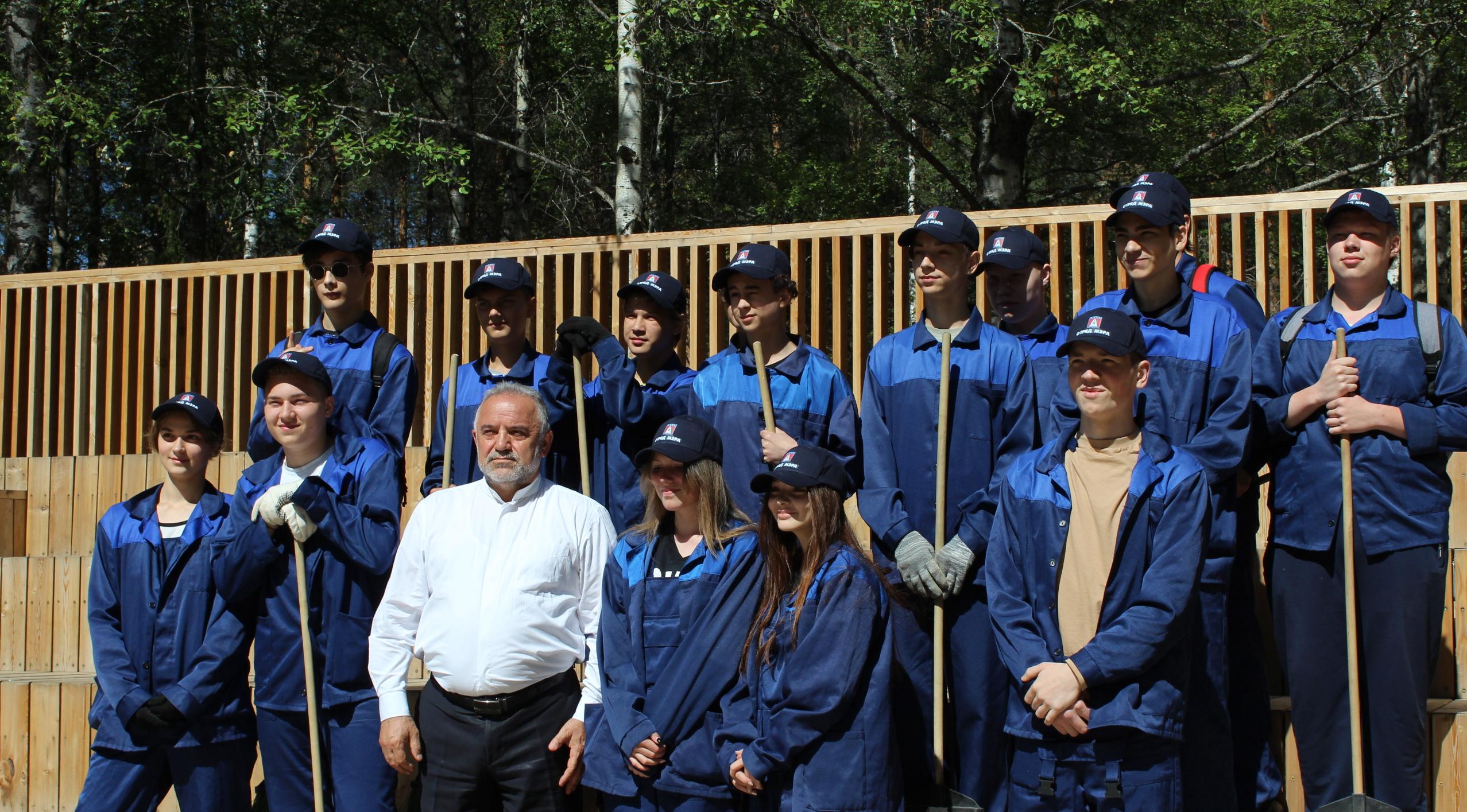 "Отряд мэра": как ухтинские школьники зарабатывают по тысяче рублей за четыре часа