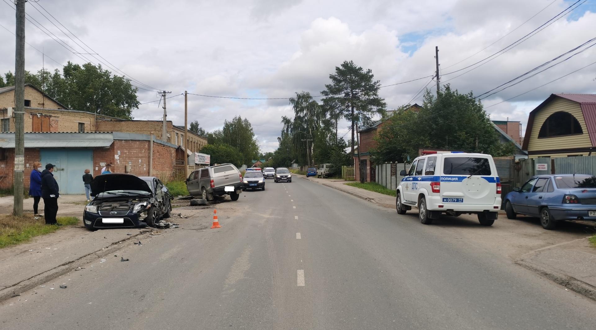 В Ухте столкнулись в лоб 2 иномарки, пострадало 3 человека