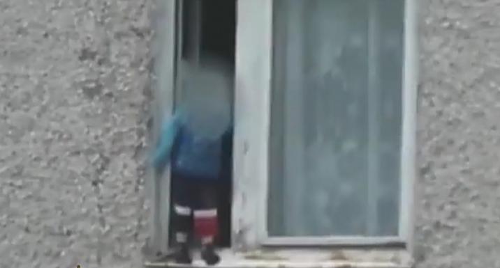 "Что за халатность?": почему дети в Коми так часто выпадают из окон?