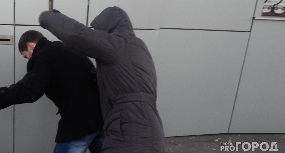 В Коми неадекватный мужчина нападал на прохожих