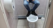 «Отложите смартфон»: врачи рассказали, что будет, если долго сидеть в туалете