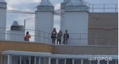 В Коми восемь подростков свободно гуляли по крыше многоэтажки