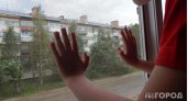 В Коми маленький мальчик гулял по карнизу окна, пока его родители "наслаждались" спиртным