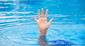 Двенадцатилетний подросток скончался во время плаванья в бассейне 
