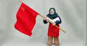 Ухтинка воплотила образ знаменитой бабушки с флагом методом ватной куклы
