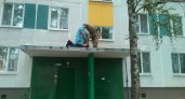 В Ухте спасателям пришлось снимать мужчину с козырька дома