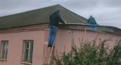 Пожилой ухтинке пришлось самостоятельно ремонтировать крышу дома