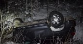 Под Ухтой Toyota вылетела с дороги в кювет и опрокинулась