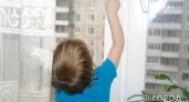 "Малыш упал на козырек дома": в Коми из окна многоэтажки выпал десятилетний ребенок