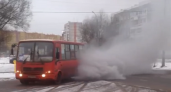 "Люди выскакивали": в Ухте "загорелся" автобус с пассажирами