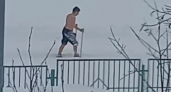 В Коми «голый» мальчик катался на лыжах на школьном стадионе