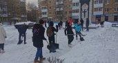 Ухтинцы расчистили от снега сквер, где установлен памятник воинам-интернационалистам