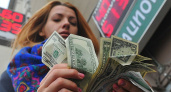 Россиянам посоветовали продавать доллары