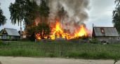 В ухтинском поселке огонь охватил сразу шесть хозпостроек