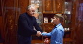 Глава Ухты вручил подарок ребенку от имени президента