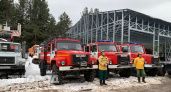 Ухтинские пожарные спасли здание в поселке неподалеку