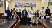 Ухтинцам мэр города Магомед Османов вручил сертификаты и ключи от квартир