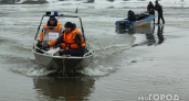 В Коми мужчина выпал из лодки во время транспортировки бревна и погиб